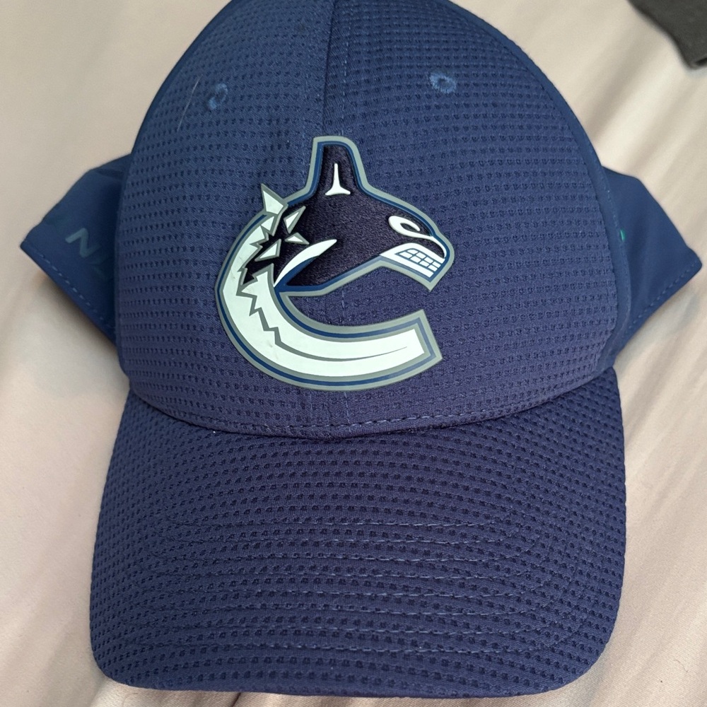 Vancouver Canucks Navy Blue Mesh Cap